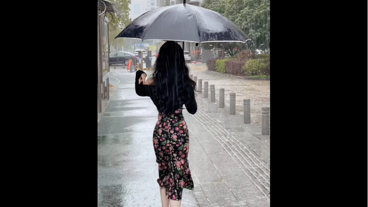 Bạn trai trước đây chẳng hiểu gì về “không khí”, cho đến khi thấy em mặc váy hoa, che ô – cơn mưa xu