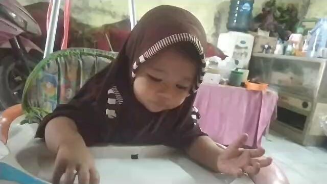 bayi melissa makan bubur