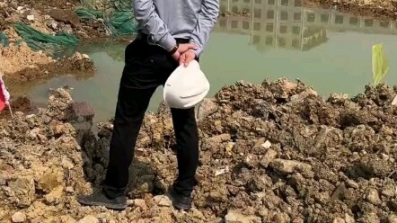 هذا حقًا موهوب! العمل كحارس أمن لا يليق بموهبته.