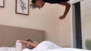 Nhảy lên lao tới ôm lấy bạn gái mình