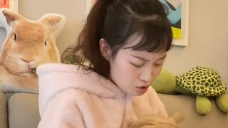 "When snacks are eaten by pets vs. boyfriends" Forget it, sisters, the king strikes