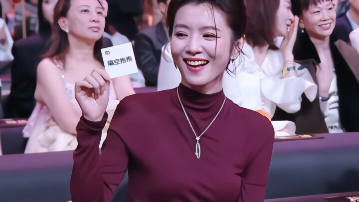 Li Yunxiao wants a hug—this mature woman’s vibe is just too intoxicating!