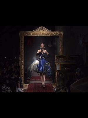 “จะทำอย่างไรเมื่อกระโปรงเกิดไฟลุกขณะเดินแบบ” ศิลปินตัวแม่แห่งรันเวย์ แอนนา คลีฟแลนด์ จะสอนวิธีรับมือ