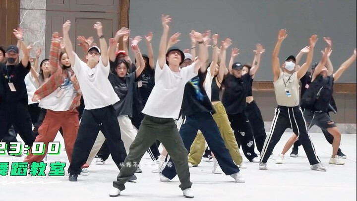 看见啵啵跳舞就走不动路了（这就是中国的刀群舞吧）