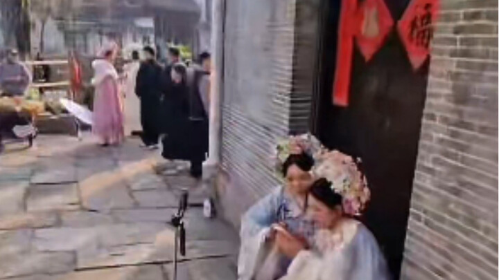 [TikTok] Foreign netizens tune in to watch a foreign vlogger livestream Hangzhou’s hair ornament‑dec