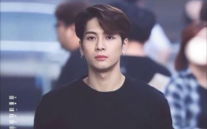 «وَانغ جيا إر» هالكاريزما عم تظهر هيك | لمسة من الإثارة