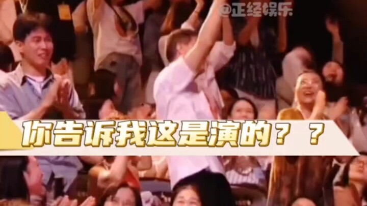 Vậy nên ngay cả tiếng vỗ tay của khán giả cũng là một phần trong kịch bản của ekip chương trình #cản