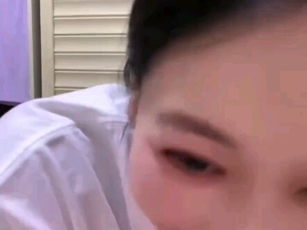 Wu Liufang’s livestream takes an unexpected turn as she accidentally flashes more than she meant to,