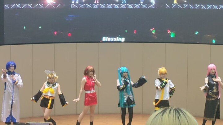 At school, the six members of Club C danced blessing!