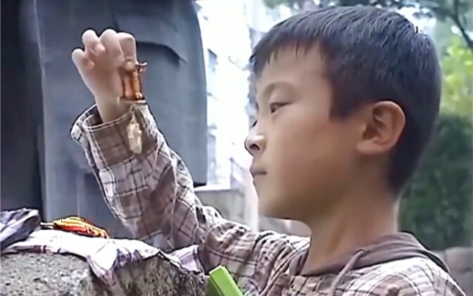 Cựu chiến binh tàn tật không có trợ cấp, phải bán huy chương quân công bên lề đường thì bị vị tư lện