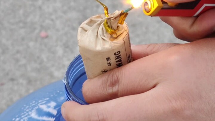 Big Western Cannon vs. Water Bucket, Blowing Up the Top of Your Head!