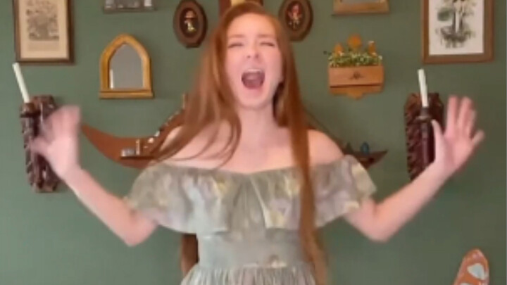 Apa jadinya kalau rok dalam sebuah lukisan dipakai dengan crinoline?