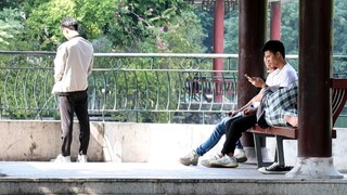 【Life】Social experiment: Man pretends to pee on the streets.