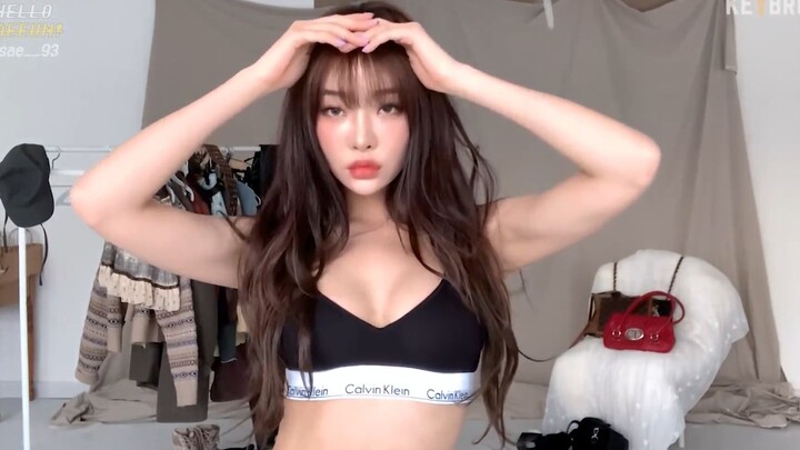 Libur ngendon di rumah gak ada kerjaan? Yuk belajar padu padan busana sama cewek cantik!