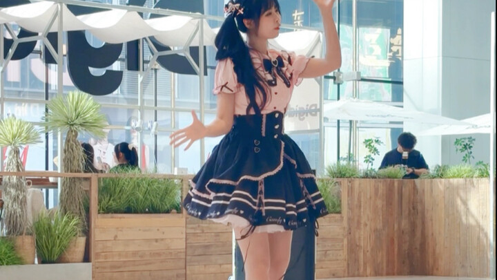 Kok semua orang pergi pas lagi berdansa?