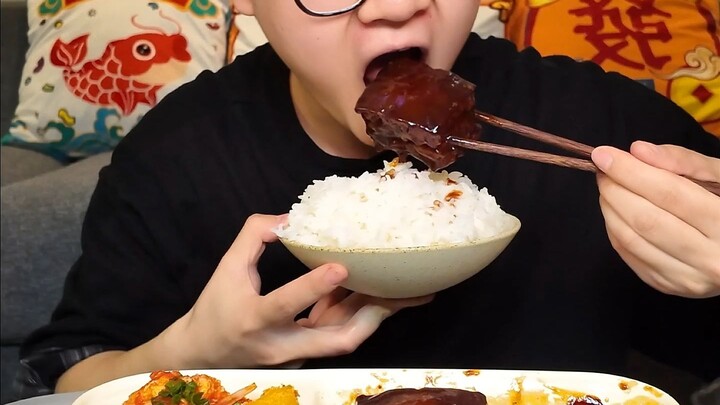 Kiếm được chút tiền b cũng khoe tùm lum...