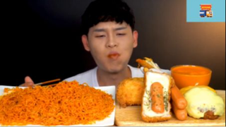 Mukbang mì cay và bánh xúc xích phomai  #anngon