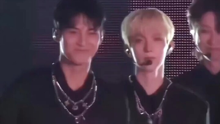 จี๋มี่ควี่: ทุกคนอย่าขยับนะ ปล่อยให้เขาไปเถอะ โอ๊ะ ฟันร้อนๆ โผล่ออกมาให้ลมพัดหน่อย 😁