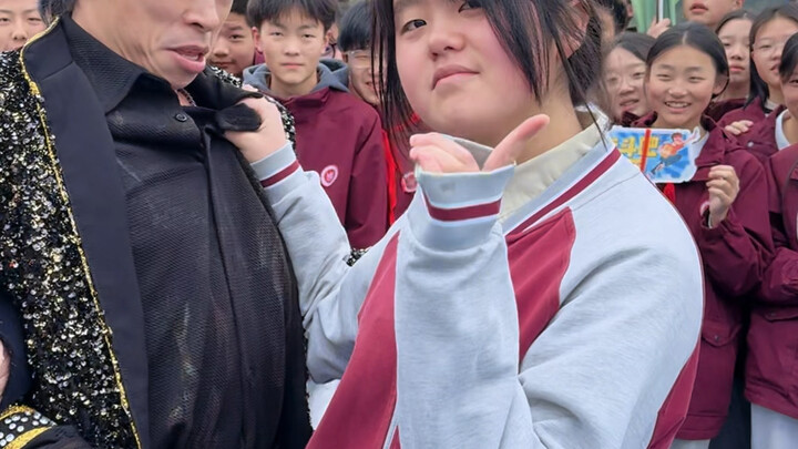 Ketika ayah yang pandai menari tiba-tiba memutar musik dan pergi ke sekolah…