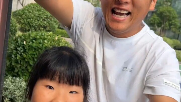 Ya ampun! Kok tiba-tiba ada empat tangan? Sibao, kamu takut nggak?