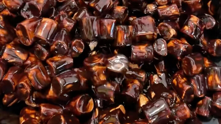 Siapa yang bisa menolak semangkuk besar biskuit salju cokelat hitam ini! Rasa cokelatnya sangat peka