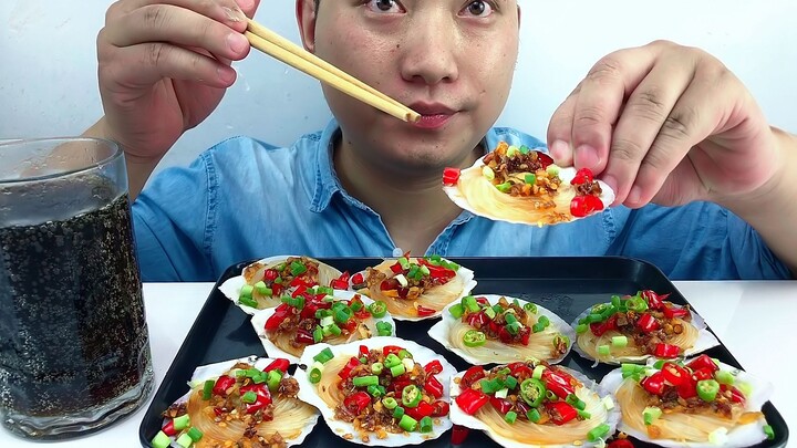 เซียนกินน้ำแข็ง! ลิ้มรสหอยเชลล์ผัดวุ้นเส้นเผ็ดจัดทำเองกับโค้กแช่เย็น เสียงเคี้ยวที่แตกต่างไปจากเดิม!