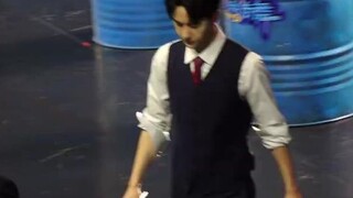 หวังอี้ป๋อ ตอนสุดท้ายหยิบทิชชู่ออกมานิดหน่อยน่าขำจริงๆ! พยายามปรับความสว่างแล้ว ได้ภาพเจ้าชายอันล้ำค