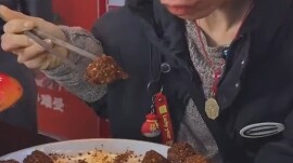 Kakak ipar, melihat posturnya sepertinya bukan orang lokal nih