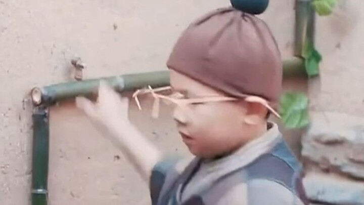 A security guard time-travels to ancient times and, with just one piece of modern gear, rises to bec