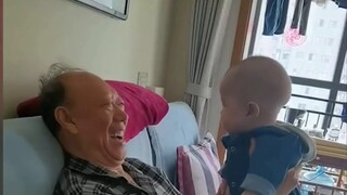 The woman secretly brought her baby home to see her grandfather. The baby lay on the ground at the d