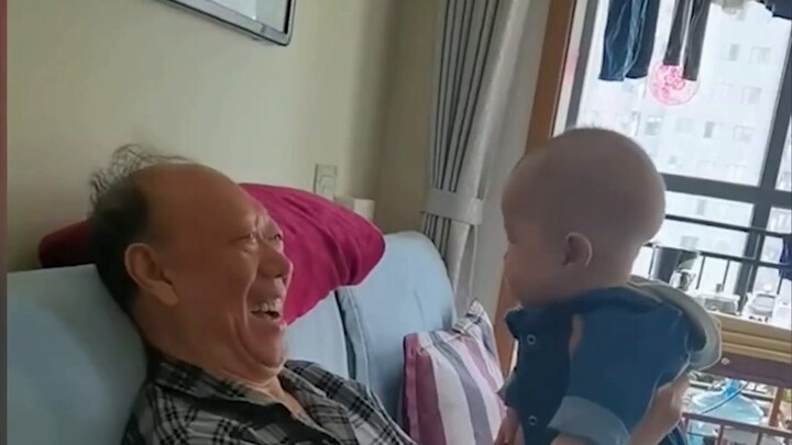 ผู้หญิงคนนั้นแอบพาลูกน้อยกลับบ้านไปหาคุณปู่ ลูกน้อยนอนอยู่ที่พื้นตรงประตู ส่วนคุณปู่ก็เปิดประตูออกมา