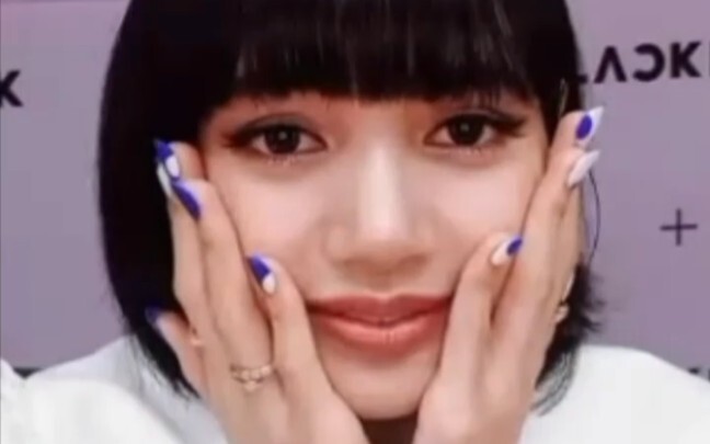 تحية من معجبين الصين الـ57 إلى ليزا، هذا رائع حقًا! أخيرًا وصل معجبو الـ57 ليحيّونا ويوجّهوا التحية 