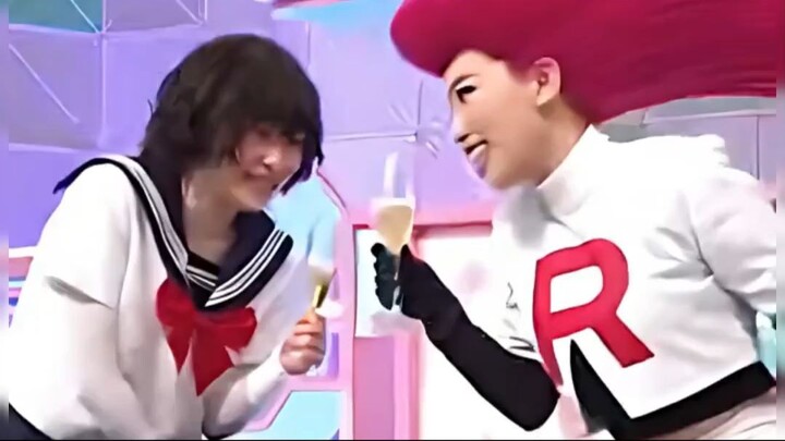 Two Girls Handdle Glasses #Funny #funnyshorts #tvshow #90s #laugh