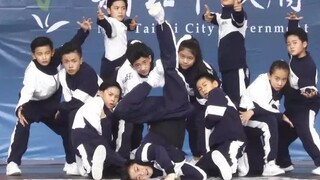 Các bboy và bgirl trường trung học cơ sở Đài Loan biểu diễn điệu nhảy breaking dance HRC CONCRETE KI