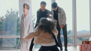 Dia berlutut di depan bintangnya sendiri di adegan kematian sosial yang besar, hahahahahahaha, dan k