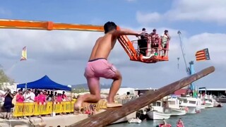 แข่งขันปีนเสาน้ำมัน เร่งรุดไปปลายเสาเพื่อคว้าธง