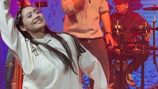 Rabbit Rick and the original singer of Hongyan are performing together!