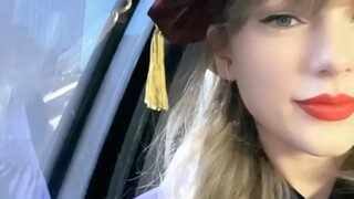 霉霉：带着博士帽，第一次穿着礼服，等会纽约大学毕业典礼见！