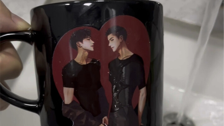 كوب ماء عصيّ في فصل الشتاء لا يرتدي ملابس!