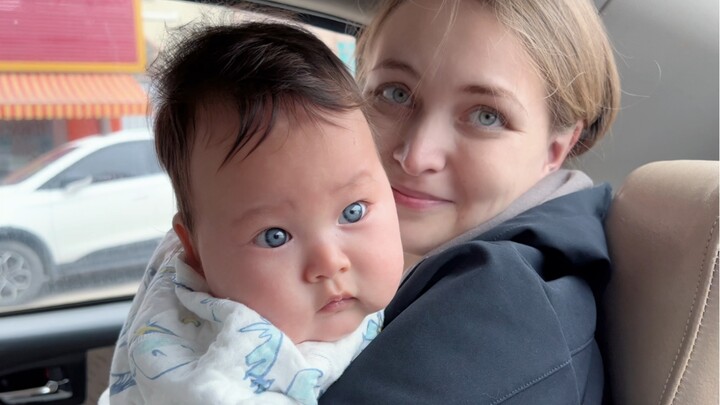 Tahun baru mengajak bayi berdarah campuran untuk membayar nazar, lalu ditanya kenapa mata si bayi bi