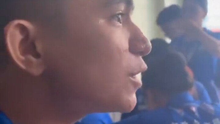 “Nyanyian spontan siswa di kampus”