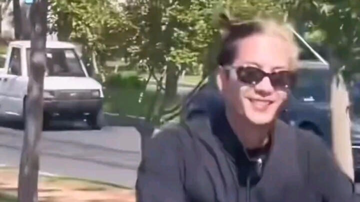 Jackson Wang bertemu penggemar saat bersepeda: Kalian tahu di mana pintu keluar taman?