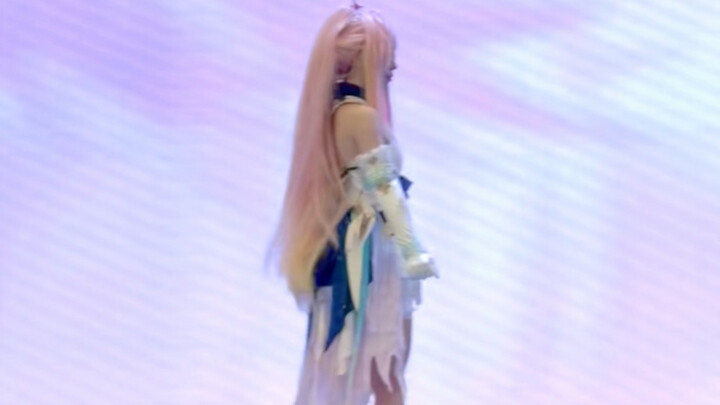 Sensitivitas Luar Biasa Amis! Yuk, intip penampilan panggung putrinya!