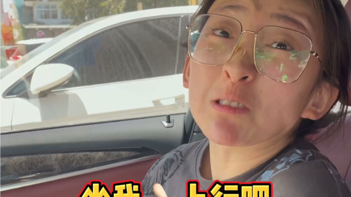 كيف يبدو جذابًا وهو يفتح الدوريان، أحبه!