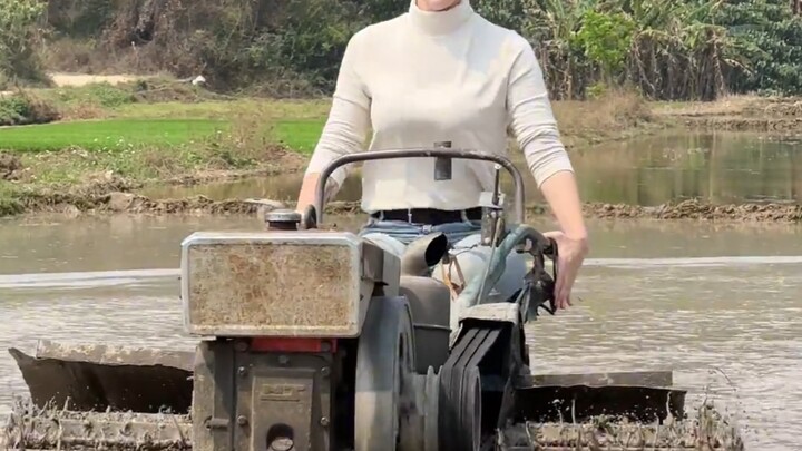 Mùa xuân tháng Ba ở Quảng Tây: Cô dâu ngoại quốc mới về nhà chồng lái máy cày, hăng say và phong các