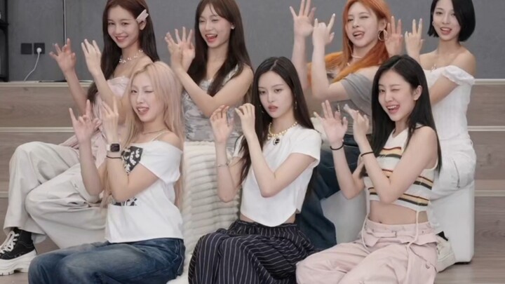 RED girl group members all showcase a flute dance—clearly an abstract group; you kids are idols!