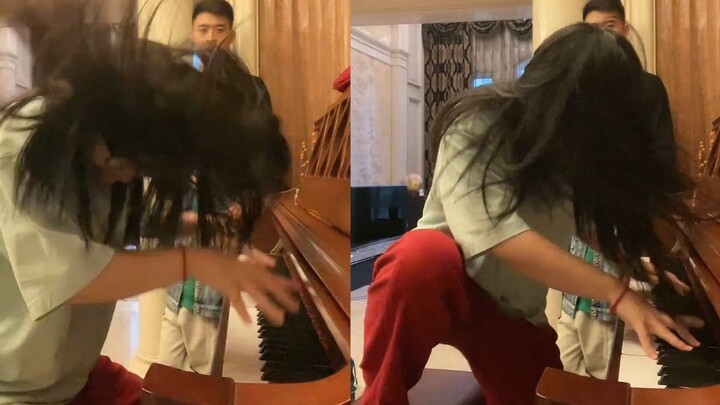 Ibu dampingi putri berlatih piano, tapi justru main pianonya makin ciamik—gerak-geriknya saat bermai