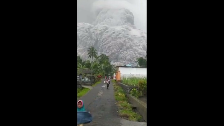 BREAKING NEWS!!! GUNUNG SEMERU Lumajang Jawa Timur Erupsi