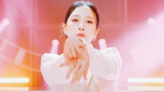 مسرح الإمبراطورية! النسخة الراقصة لأغنية "SET ME FREE" لفرقة TWICE