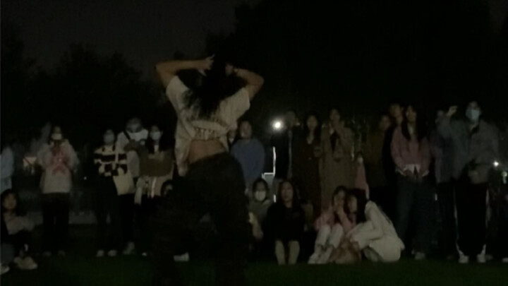 มีการเต้นรำแบบสุ่มในสนามเด็กเล่น ทุกคนดูกระตือรือร้นมาก~